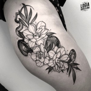 tatuaje_pierna_serpiente_flores_victor_dalmau_logiabarcelona       